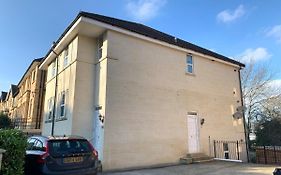 Spacious 2 Bed Apartment With Off Street Parking